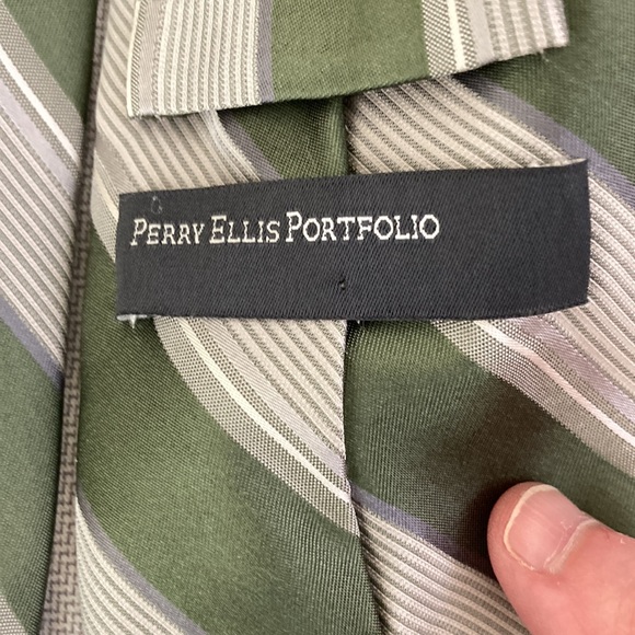 Perry Ellis Portfolio 100% Silk Green/Gray/Cream Tie - Picture 3 of 5